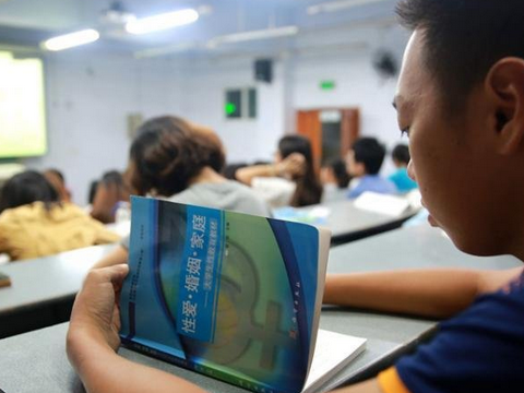 【普及健康知识】高校开性教育课三秒被抢光