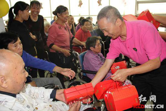 (第二课堂杂志社卢武昌社长向老人们赠送节日慰问品)