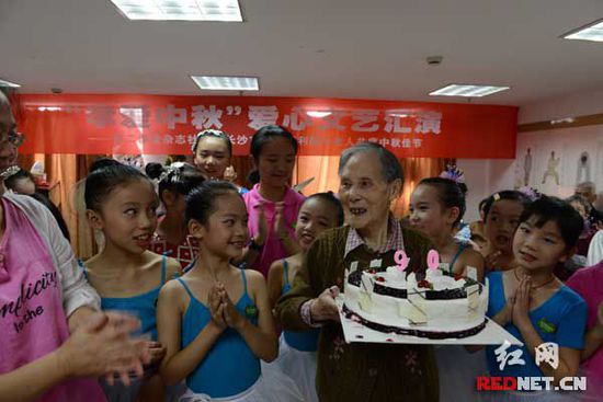 (在演出现场,大家齐唱《生日快乐》歌,祝福老奶奶90岁生日快乐)