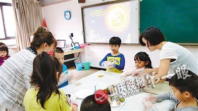 老师正在教孩子们做月饼
