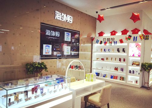 作为苏宁年度重磅打造的互联网产品,近20家新开的苏宁云店也将在国庆期间与消费者见面。与传统门店不同,苏宁易购云店利用信息技术,将实体门店和线上电商平台深度融合。而苏宁海外购专区、消费金融线下服务专区、母婴专区、厨艺课堂等的开设,就是苏宁互联网+战略中在线下门店的缩影。