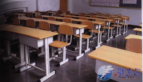 桌椅被曝甲醛超标 新学校为何频频有怪味
