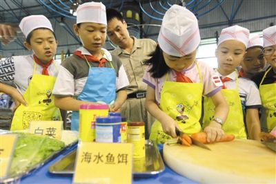 小朋友们在北京海洋馆体验“海洋大厨”,为鱼儿们准备食物。
