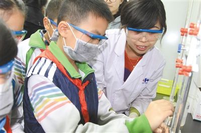 朝阳区第二实验小学的学生在家乐福参与食品安全监测,体验化验员的工作。资料图片