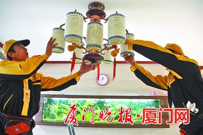 灯罩平时很少清洗,过年自然不能放过。