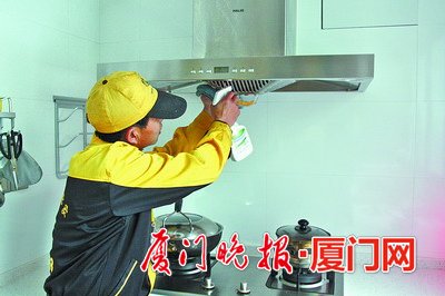抽油烟机是清洗的重点。