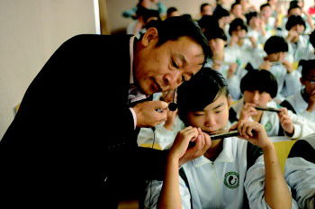 课堂传来口琴声,特色课程进“钢中”