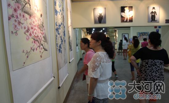 家长在参观作品