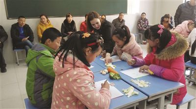 “外教进课堂，英语新体验”。昨日，无锡市新浪小学的孩子们迎来了外教体验日。该校97%的学生都是新市民子女，这也是他们第一次听外教上课，通过此类活动，激发了同学们的学习动力和兴趣。