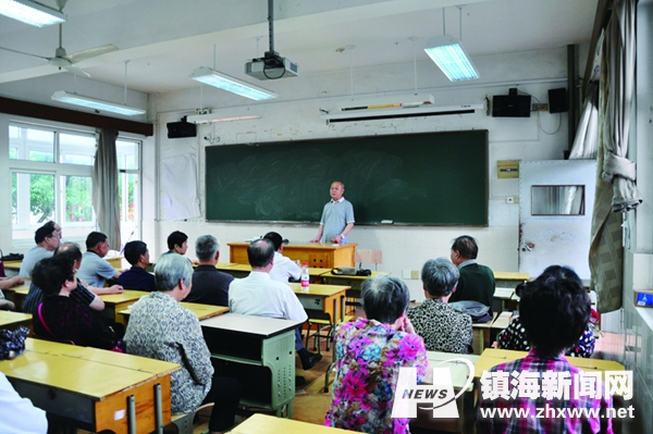 镇中30多名老人54年后再回课堂 庆祝老师生日