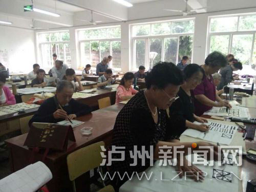 老年大学书法班,大家聚精会神学习书法