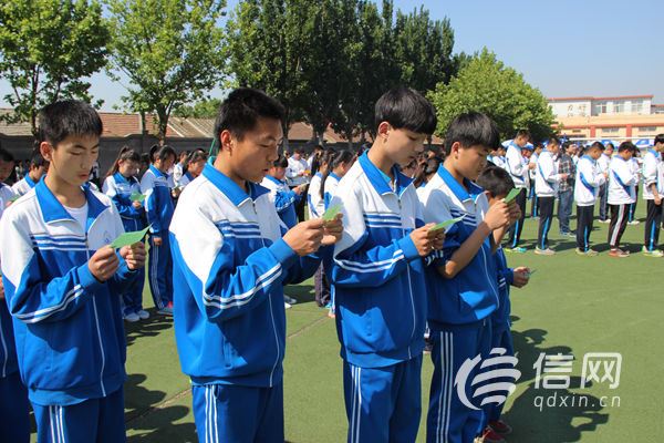 学生们表演兔子舞