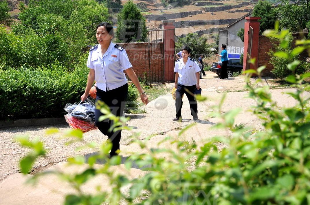 留守儿童送爱心活动,为留守儿童进行免费体检和心理辅导,关注