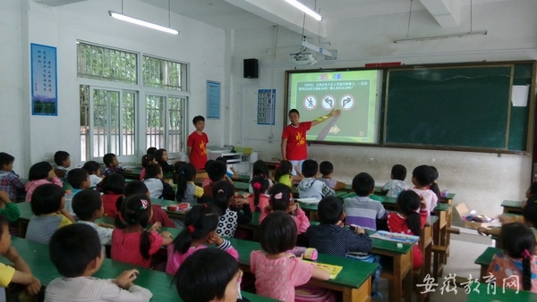?活动中,同学们先通过ppt向孩子们展示了一些常见的交通标