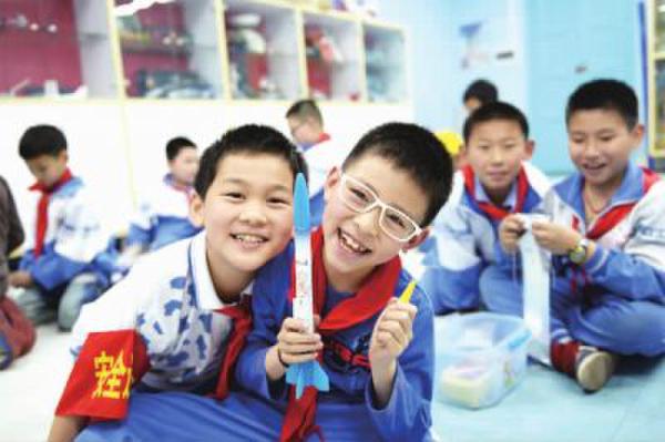 天心区学生在科技创新大赛活动中学习和分享。