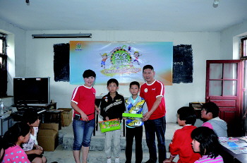 孩子在漫画中学习安全常识