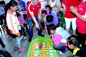 孩子在漫画中学习安全常识