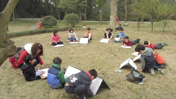 绘画大班幼儿户外写生活动