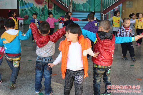 幼儿户外游戏比赛活动