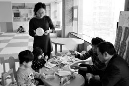 家长陪孩子一起玩益智玩具