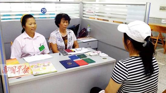 南宁市一家家政公司招聘人员在面试一名保姆时,保姆摆出了这几年拿到的各种证件。 南国早报记者 李平平摄