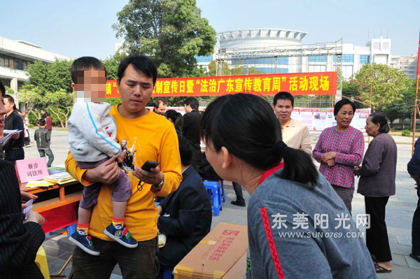 保姆抢礼品 差点丢了主人家的孩子