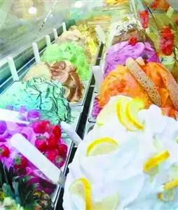 Gelato,意大利语直译成中文,意思是“冰淇淋”。可倘若你简单地把它等同于“冰淇淋”,意大利人一定会骄傲地纠正你。Gelato是意大利传统雪糕的专用名,即使在英语国家,Gelato与Ice