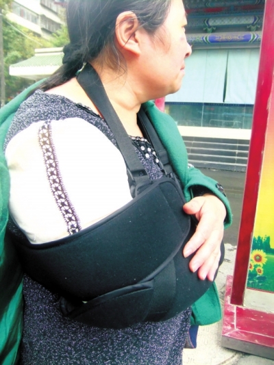 兰州:家政打工者摔折胳膊 公司老板想千元了之