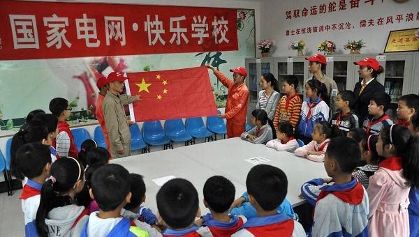 遂宁：文明单位为留守儿童上国旗课