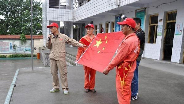 遂宁：文明单位为留守儿童上国旗课