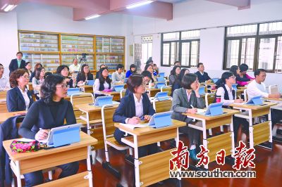 老师正在接受培训，学习如何使用“慕课教室”和平台系统。资料图片