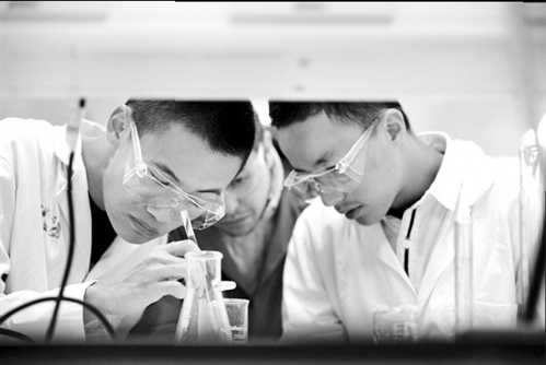 英国的动手体验为主化学实验课,以学生自己