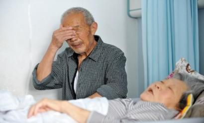 苏文秋太婆左腿胫骨粉碎性骨折，在医院接受治疗。