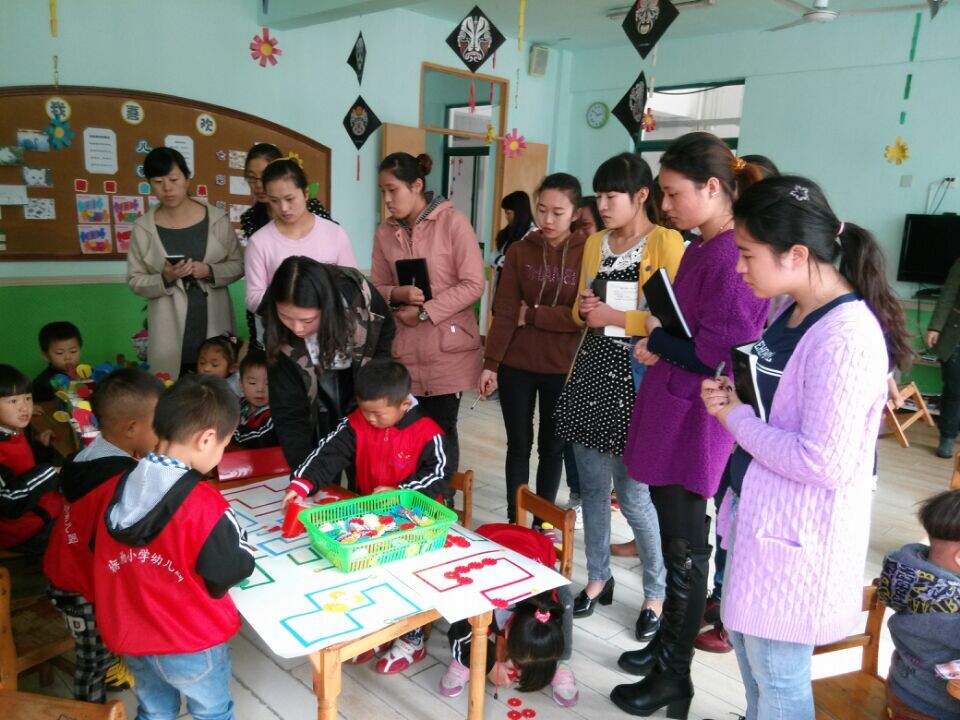 班的扑克游戏;大班的走迷宫……均提供了富有层次性与多样性