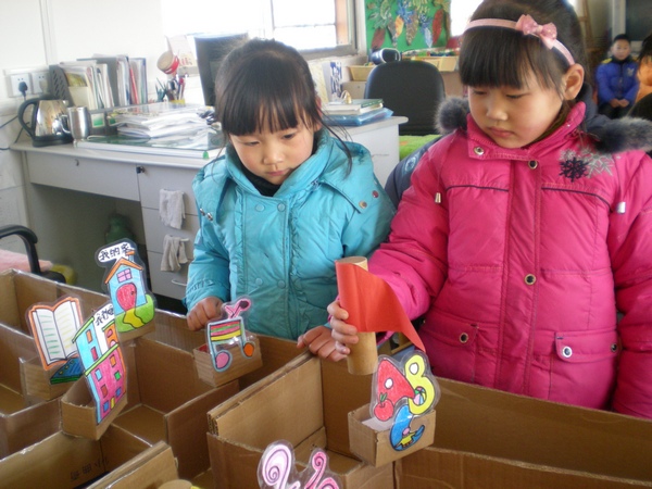 坊幼大班的老师们利用孩子们最喜欢的区域游戏,通过有趣的