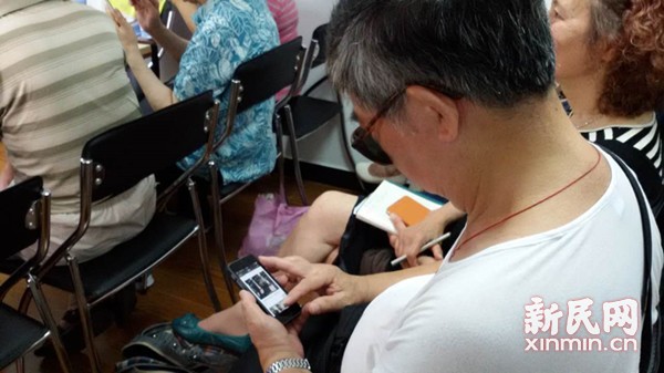 图说：老年读者在新媒体小灶课堂上学习新媒体技术。新民晚报新民网 卜春艳 摄