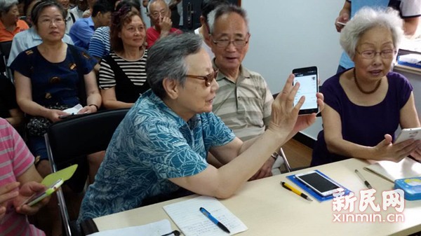 图说：老年读者在新媒体小灶课堂上学习新媒体技术。新民晚报新民网 卜春艳 摄