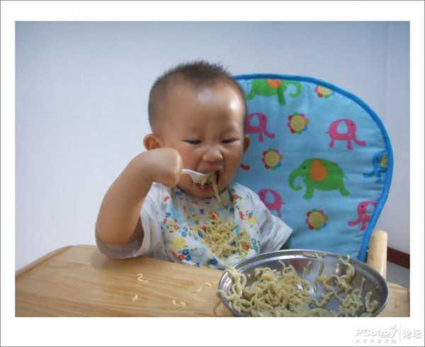 千万别给孩子暴饮暴食,少量多餐让孩子更健康