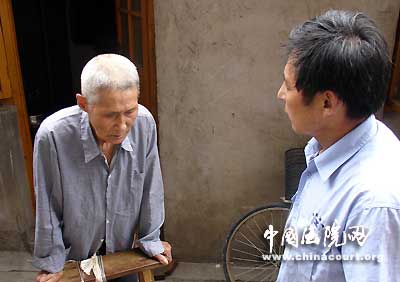 状告二子找保姆服侍
