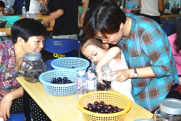 家乐花园社区亲子活动“酿果酒”迎中秋