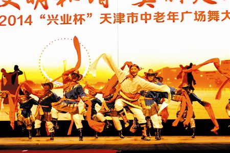 久九舞蹈团在表演《扎西德勒》。