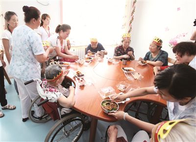 本版图片为天津市首家失智老人康复中心。
