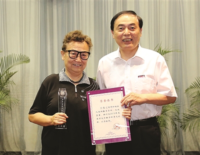 77岁教授53年未点过名 学生无一人逃课(图)