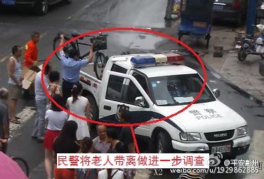 东方网7月24日消息:据平安彭州,近日,有群众报警称一老人在骑自行车时因路面过滑摔倒,一骑自行车的学生正好路过并询问老人情况,老人不仅不感谢学生还诬陷是其将自己撞倒。监控员通过“天网”监控系统调阅资料,最终确认是老人自己摔倒,为学生证明了清白。