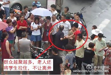 据平安彭州，近日，有群众报警称一老人在骑自行车时因路面过滑摔倒，一骑自行车的学生正好路过并询问老人情况，老人不仅不感谢学生还诬陷是其将自己撞倒。监控员通过“天网”监控系统调阅资料，最终确认是老人自己摔倒，为学生证明了清白。[!--empirenews.page--]