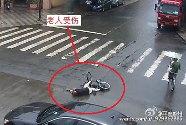 据平安彭州，近日，有群众报警称一老人在骑自行车时因路面过滑摔倒，一骑自行车的学生正好路过并询问老人情况，老人不仅不感谢学生还诬陷是其将自己撞倒。监控员通过“天网”监控系统调阅资料，最终确认是老人自己摔倒，为学生证明了清白。[!--empirenews.page--]