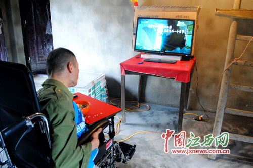胡国保好奇地看着电视画面