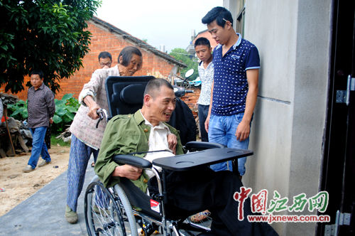 张大妹老人老人推着胡国保在庭院里活动,胡国保很开心