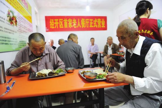 红烧仔鸡、粉蒸肉、清炒冬瓜、小炒豆角，一份汤，再加上满满一碗米饭，家住经开区方兴社区的李大爷的一顿中餐便解决了。从昨天开始，李大爷和社区里其他享受居家养老服务的老人，便有了一个公共餐厅。