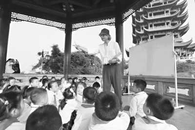 台湾诗人林焕彰走进黄鹤楼诗词课堂为孩子们讲